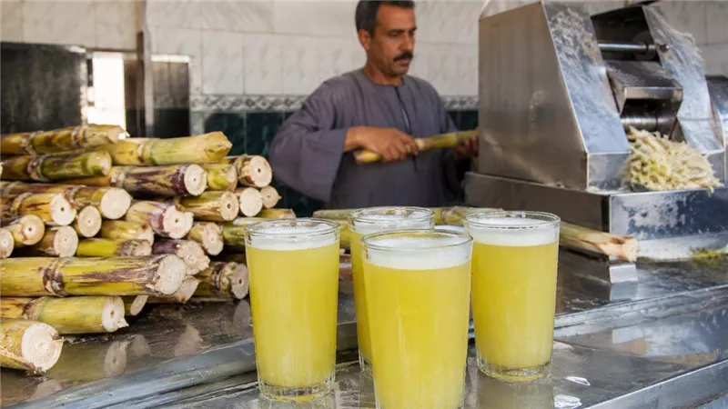 ضبط ثاني أكسيد التيتانيوم لتبييض عصير القصب في محلات بطوخ وإحالة الواقعة للنيابة