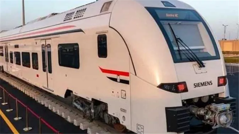 حادث القطار السريع بأكتوبر يدفع وزير العمل لزيارة المصابين ومتابعة حالتهم الصحية بالمستشفى 