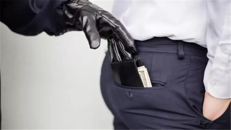 سرقة المحفظة في المواصلات.. خطوات قانونية ومالية عاجلة لحماية بطاقاتك ومستنداتك