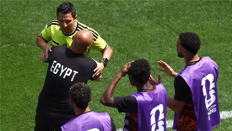 مصادر: لا عقوبة مؤكدة على حسام حسن بعد واقعة الحكم الرابع بمباراة مصر وبلجيكا
