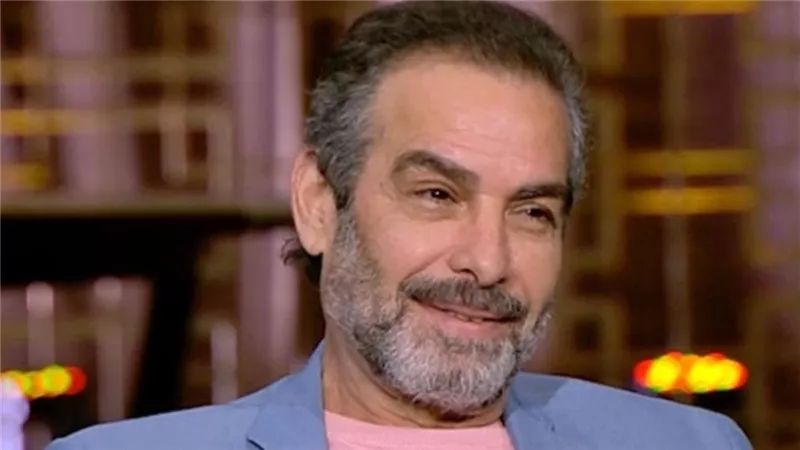 الفنان أحمد عبد العزيز ينفي تدهور حالته الصحية ويؤكد تعافيه بعد جراحة الأحبال الصوتية