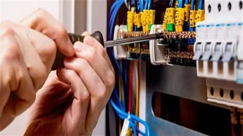 الكهرباء تحذر من حيل سرقة التيار: رفع العداد وفصل الخدمة وغرامة تصل لمليون جنيه