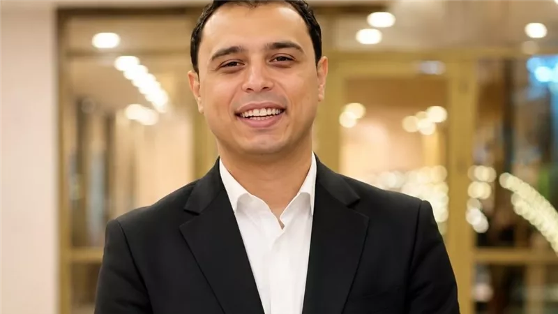 وفاة الفنان كريم عبد العليم دهسًا والقبض على قائد السيارة في الشيخ زايد