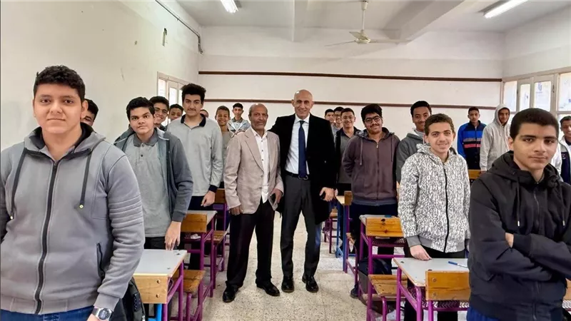 أولياء أمور يطالبون بدخول طلاب الثانوية العامة مبكرا لإنهاء التفتيش