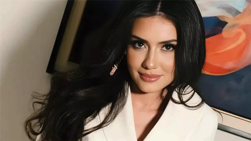 وصول جيهان الشماشرجي إلى محكمة عابدين لنظر اتهامها بسرقة صديقتها بالإكراه