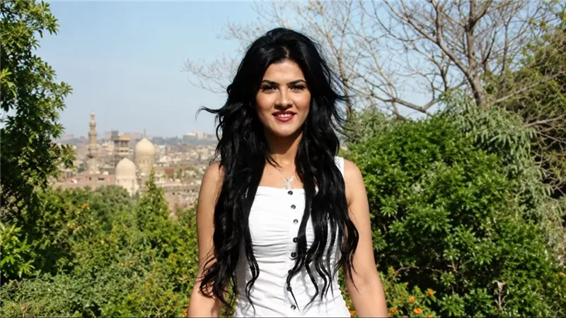 حبس ياسمينا المصري شهرًا وتغريمها 15 ألف جنيه في قضية سب وقذف أشرف زكي
