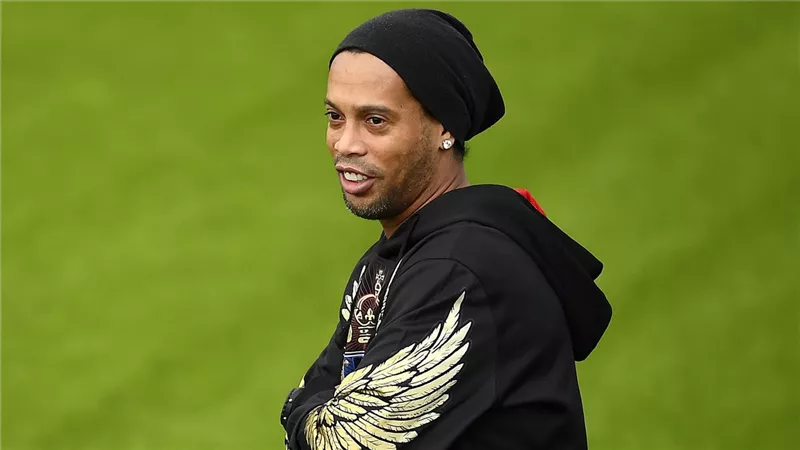 تقرير: عودة رونالدينيو ضمن 14 صفقة خطفتها أجواء كأس العالم