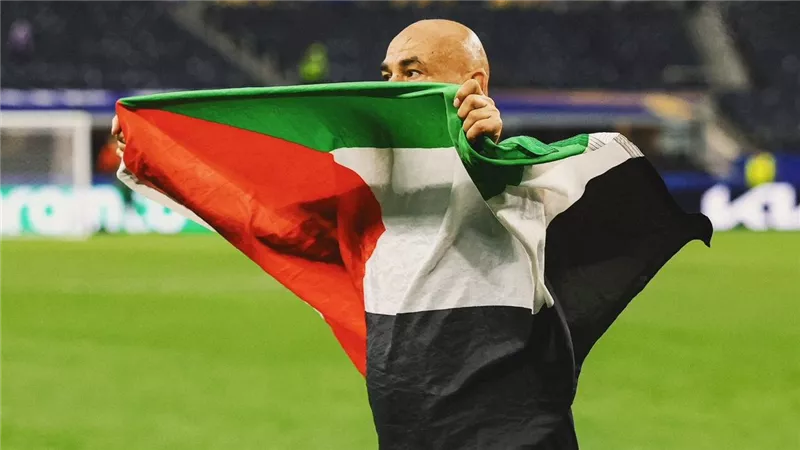 توفيق عكاشة ينتقد رفع حسام حسن علم فلسطين بعد مباراة مصر وأستراليا بكأس العالم