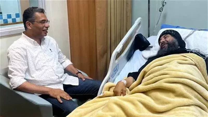 محافظ البحر الأحمر يزور الأنبا إيلاريون بمستشفى الجونة بعد وعكة صحية