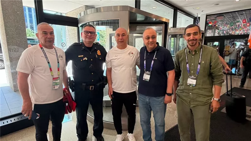 شرطة دالاس تهدي حسام وإبراهيم حسن شارة كأس العالم قبل السفر لأتلانتا