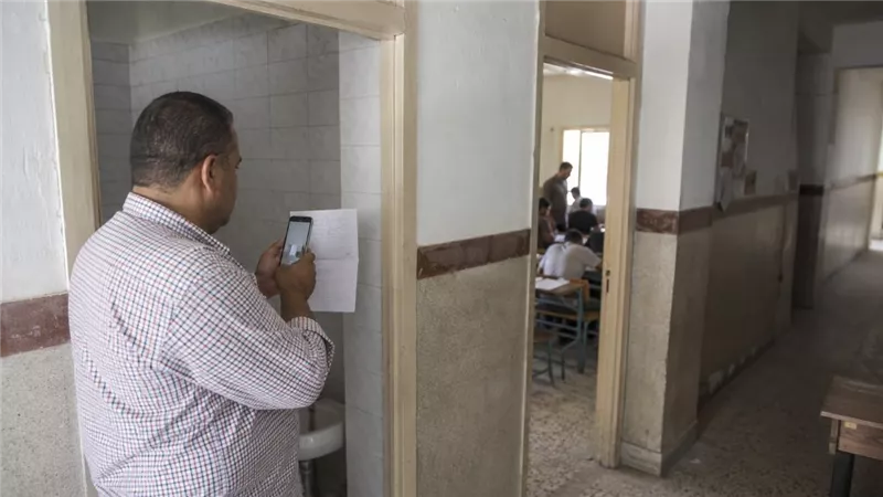 ضبط مراقب صور امتحان الإنجليزي داخل حمام لجنة الثانوية العامة