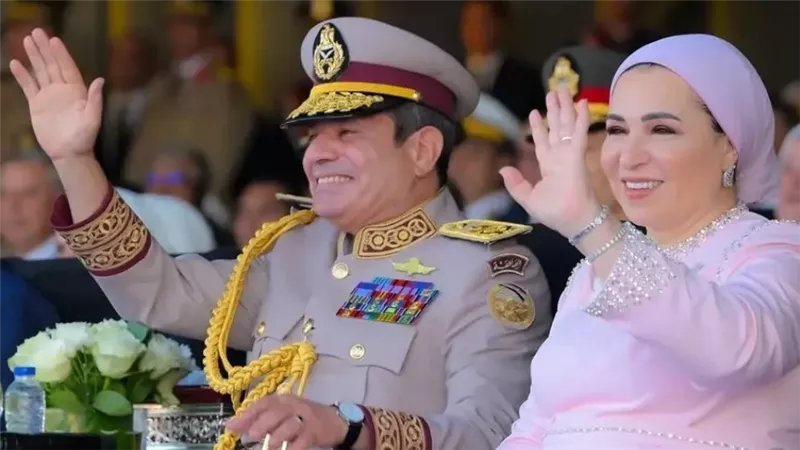 السيدة انتصار السيسي تنشر صورًا جديدة بجوار الرئيس من مقر القيادة الاستراتيجية وتعلق عليها