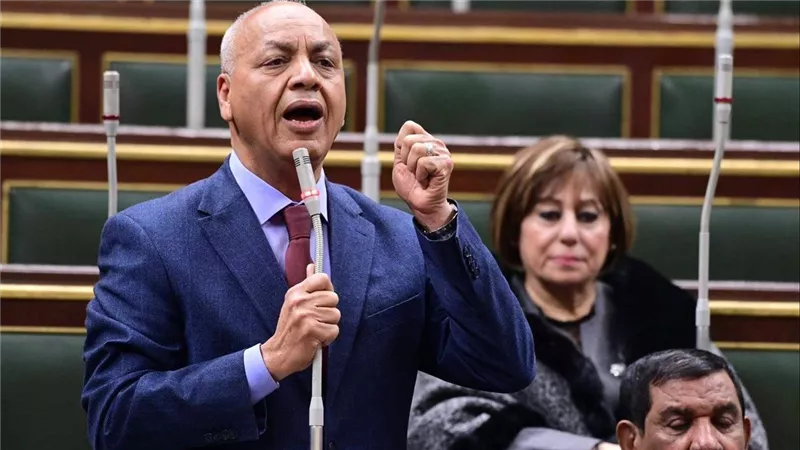مصطفى بكري يطالب بمراجعة أسعار الكهرباء والوقود بعد تراجع النفط عالميًا