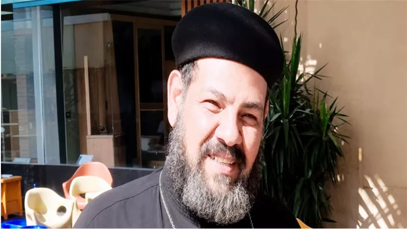 تداول أنباء بشأن الإعتداء علي القمص أنطونيوس زاهر راعي كنيسة بمدينة السلام بالصور عبر فيسبوك