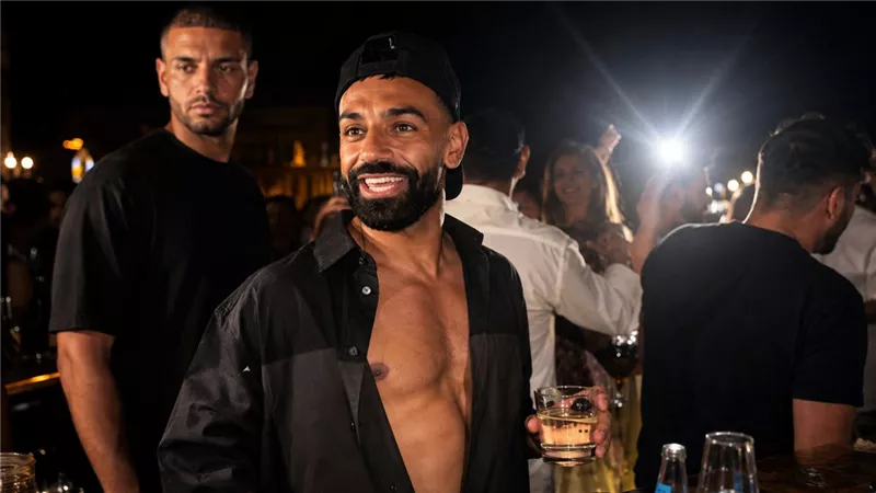 زجاجة محمد صلاح تثير الجدل.. حقيقة المياه الفوارة وفوائدها الصحية