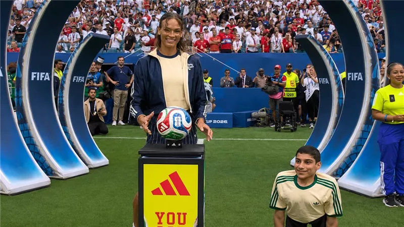 غانم المفتاح يقدم كرة مباراة إنجلترا والنرويج في ربع نهائي مونديال 2026