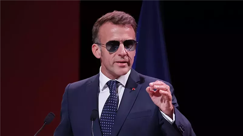 ماكرون يشكر رئيس فيفا بعد اعتماد دقيقة صمت قبل مباراة فرنسا وإسبانيا