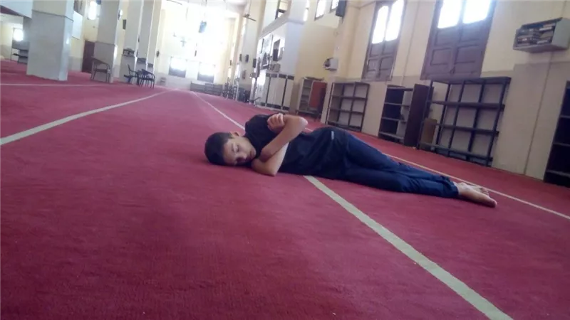 منشور متداول يثير التعاطف مع طفل ينام داخل مسجد بعد كل صلاة