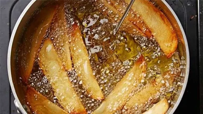 7 علامات تؤكد فساد زيت القلي وضرورة التخلص منه فورًا رغم بقاء لونه طبيعيًا