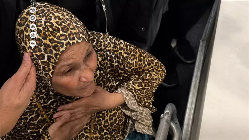 أحمد العوضي يقدم مساعدة مالية لسيدة مسنة خلال عرض شمشون ودليلة