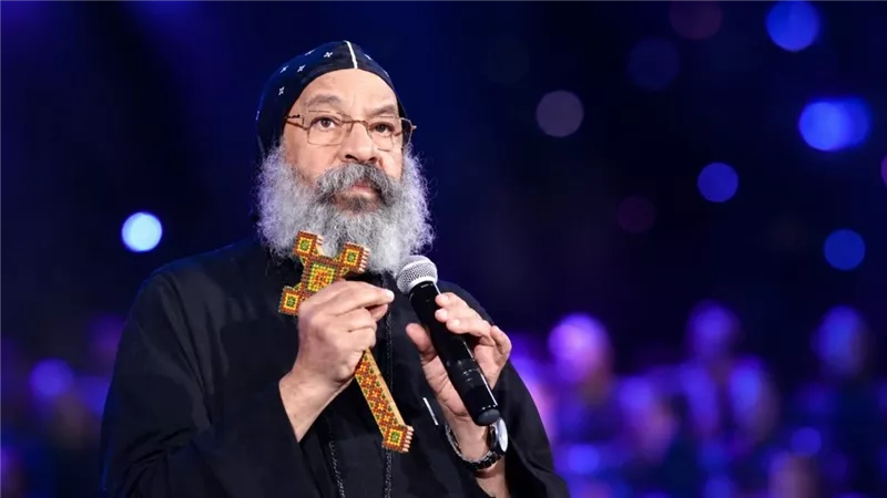 الأنبا روفائيل يرفض ظاهرة المرنمين على السوشيال ميديا ويدعو لضبط خدمة الترانيم كنسيًا