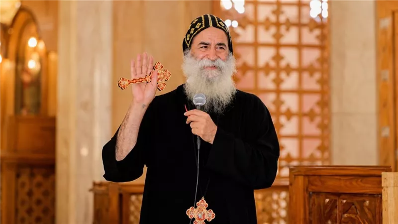 الأنبا بيمن ينهي جدل سحب الهواتف من ممثلي الكنائس ويؤكد لا أزمة مع محافظ قنا