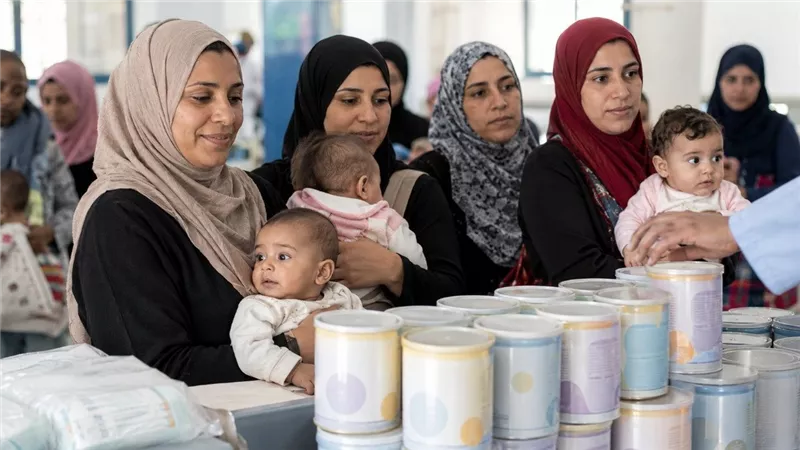استمرار صرف ألبان الأطفال المدعمة دون تقليص والحكومة تكشف حجم المخزون ومنافذ الصرف
