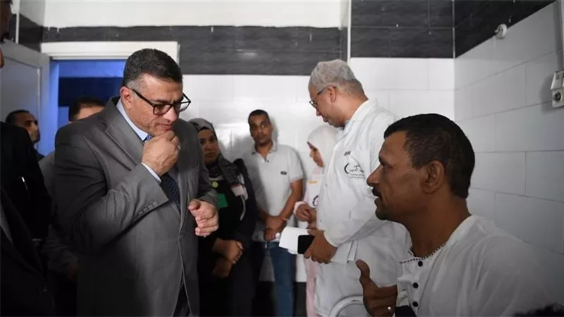 محافظ قنا يفاجئ المستشفى العام ويطيح بقيادات ويكلف مديرًا جديدًا بعد شكاوى المرضى