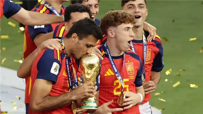 عملة مدفونة تقود إسبانيا للتتويج بكأس العالم 2026 بعد نهائي الأرجنتين وتسجل تقليدًا غريبًا من مونديال 2010