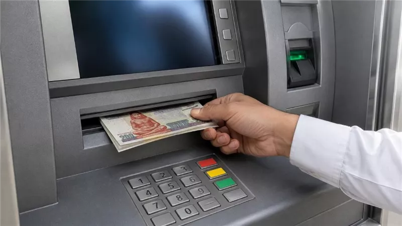الحد الأقصى للسحب والإيداع اليومي من البنوك وATM بعد قرار البنك الأهلي الأخير