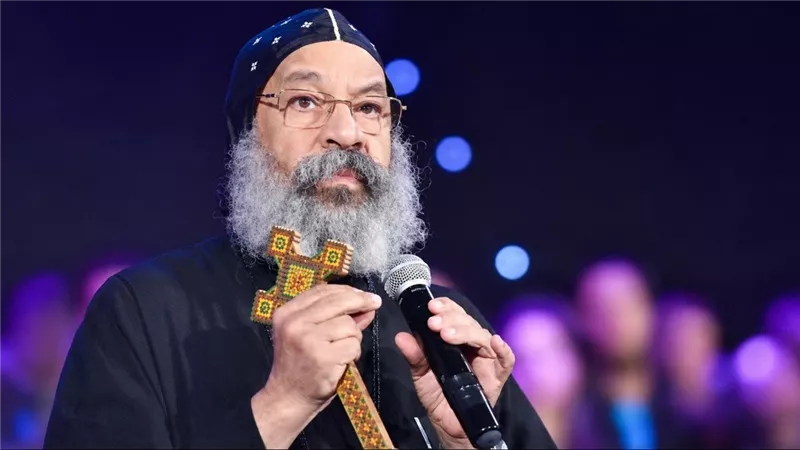 الأنبا رافائيل يرفض تمثيل السيدة العذراء أو القديسين خلال صلوات الكنيسة ويؤكد الليتورجيا بلا تمثيل