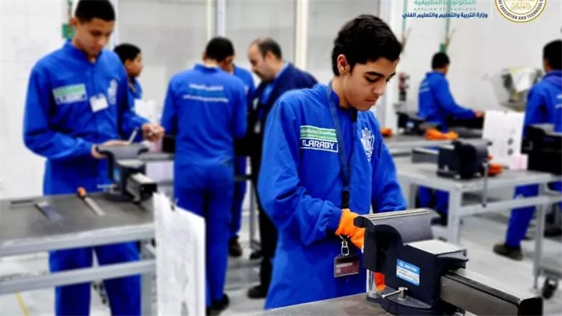 مرتبات خريجي مدارس التكنولوجيا تصل إلى 26 ألف جنيه وفرص عمل برواتب تعادل الدولار