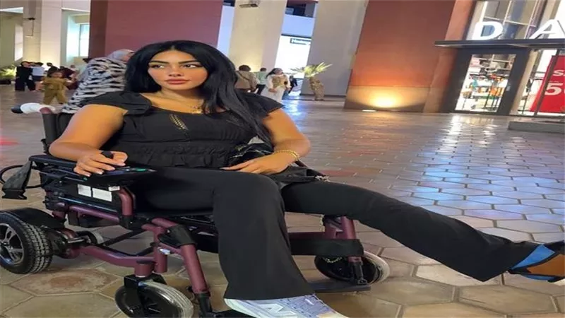 نرمين ماهر تظهر على كرسي متحرك بعد إصابة في قدمها وتطمئن جمهورها