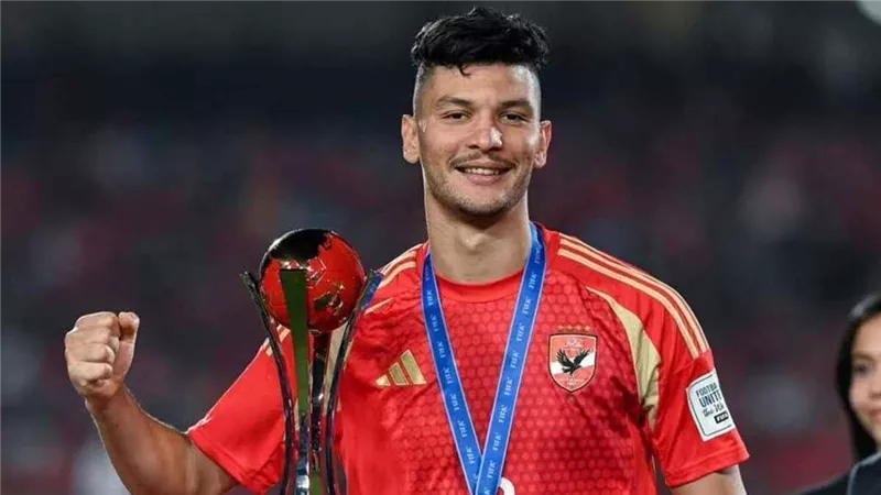 التحقيق مع لاعب الأهلي أشرف داري في بلاغ يتهمه بمشغولات ذهبية وعقد زواج عرفي