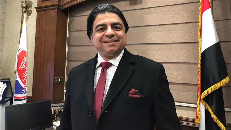 جمال شعبان يحذر من إعادة استخدام زجاجات المياه البلاستيكية وينصح بالشرب في القلة والزجاجات الزجاجية