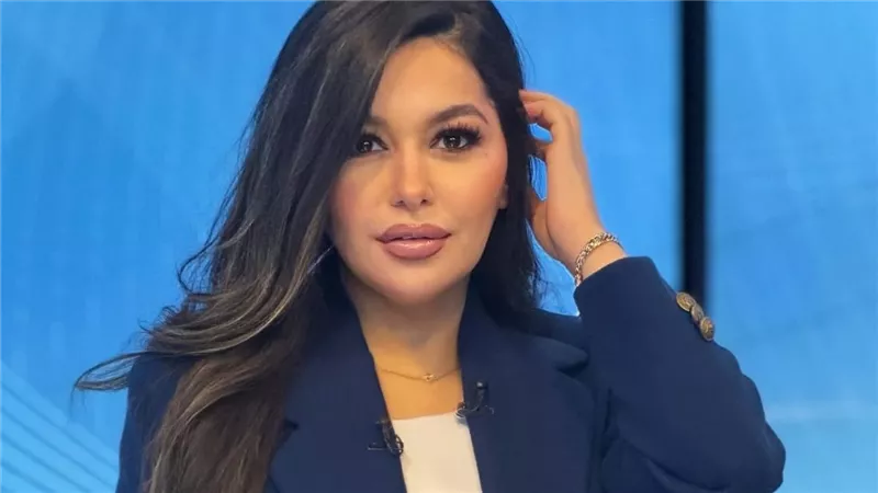 نجاة الإعلامية خلود زهران وابنتها من الغرق بعد سحبهما داخل البحر بالساحل الشمالي 