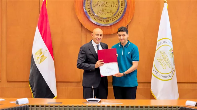 وزير التعليم يكرم أوائل الثانوية العامة ويوجه رسائل عن التفوق والمهارات الرقمية والانتماء