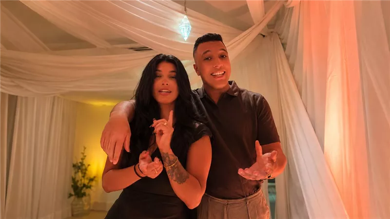 عمر شريف وزوجته يوثقان لحظة زلزال اليوم في بث مباشر