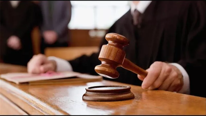 إحالة منتحل صفة مستشار وثلاثة موظفين للجنايات بعد تصوير فيديوهات نصب داخل المحكمة