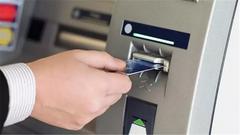 رسوم السحب من ماكينات ATM وحدود السحب اليومية في البنوك.. القيم المطبقة
