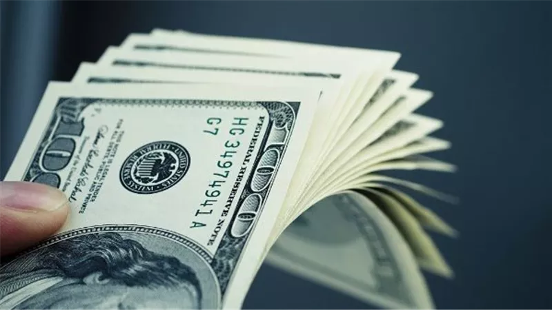 سعر الدولار يتراجع في 4 بنوك والسوق الموازية اليوم.. الهبوط يصل إلى 15 قرشًا