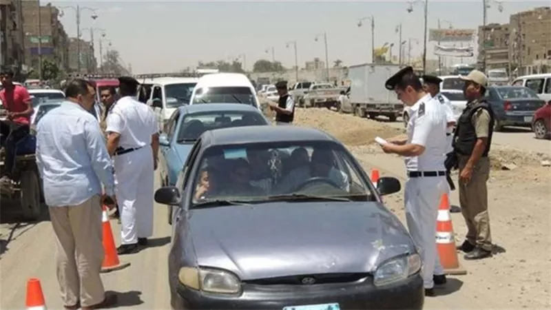 فيديو استغاثة شاب في دسوق بعد سحب رخص سيارته بسبب نقل حقائب ملابس