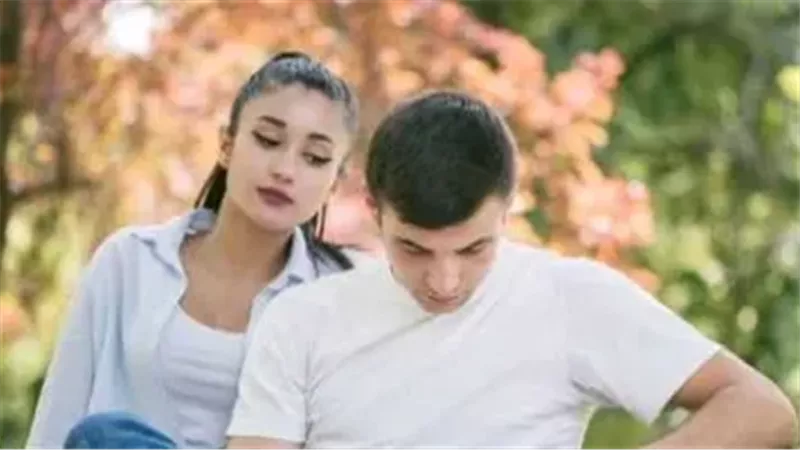 5 أبراج تشتعل غيرتها سريعًا في العلاقات بسبب التملك والخوف من فقدان الاهتمام