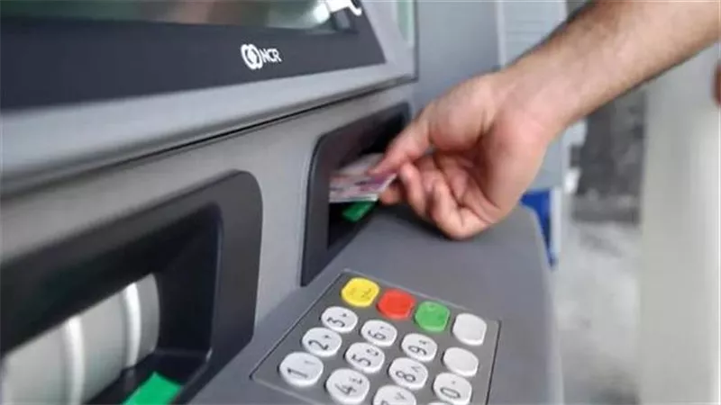 ماكينة ATM تحتجز البطاقة البنكية.. خطوات استعادتها وحماية الحساب فورًا