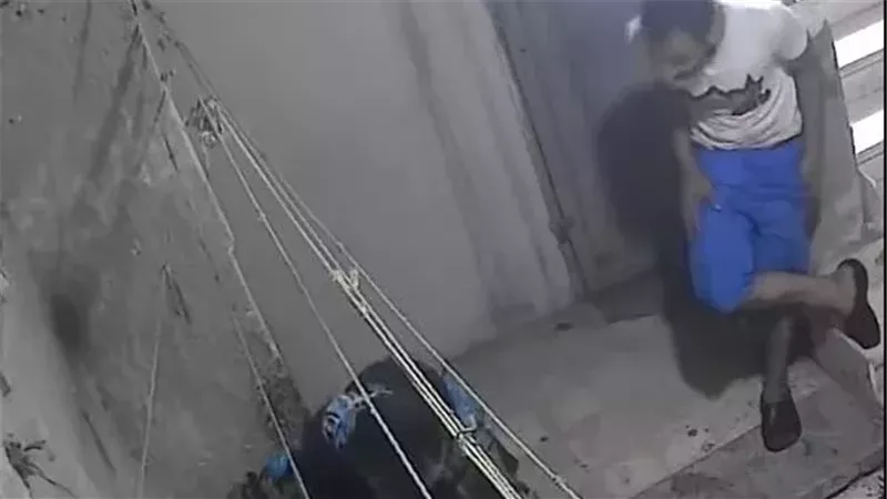 القبض على ابن عجوز دار السلام بعد طردها من المنزل والشرطة تعيدها لمسكنها