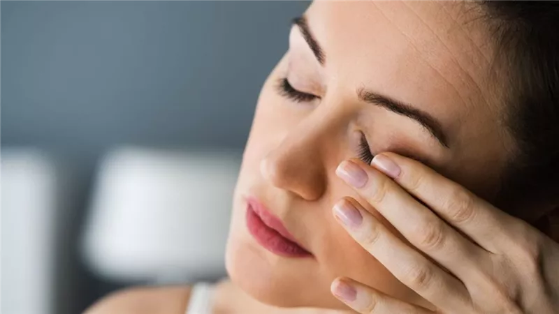 نقص المغنيسيوم ورفرفة العين وتشنجات العضلات.. الأعراض والأسباب ومتى تستدعي زيارة الطبيب