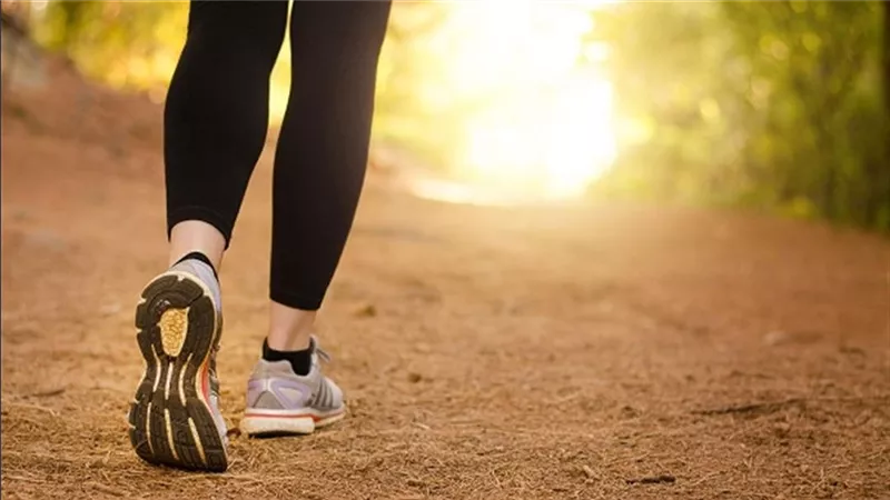 المشي بعد الأكل.. فوائده للهضم وضبط السكر والوزن وأفضل توقيت لممارسته