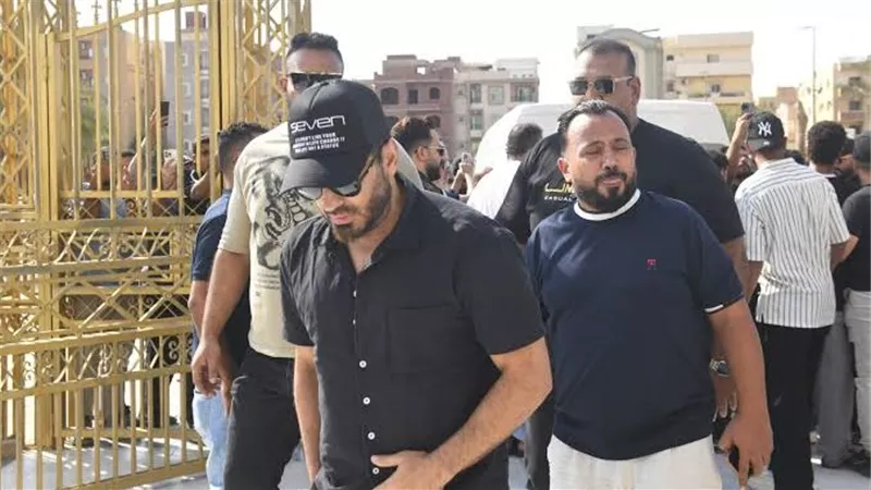 جنازة والد تامر حسني.. حضور هنا الزاهد وعمرو مصطفى وبسمة بوسيل
