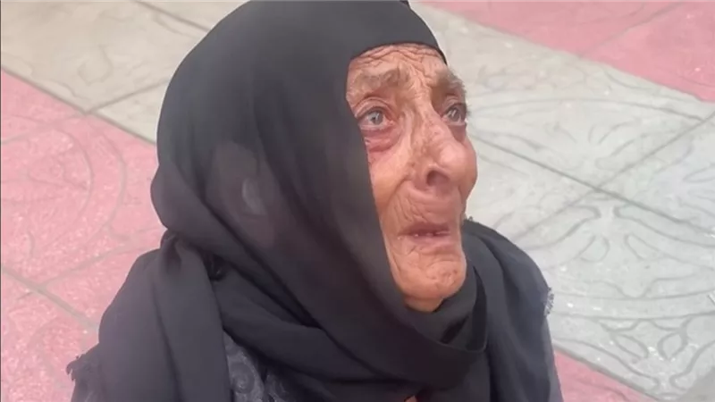 سيدة مسنة تبكي في الشارع وتوجه رسالة مؤثرة عن معاملة ابنها