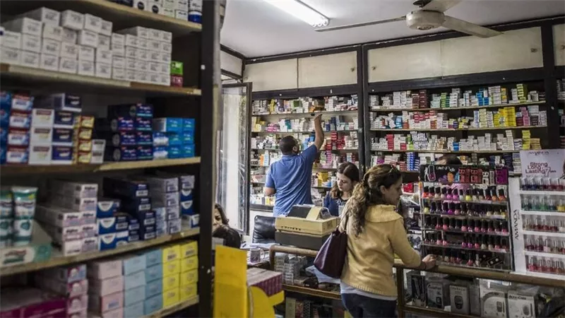 الحكومة تنفي نقص أدوية التأمين الصحي وتؤكد انتظام الصرف ومخزونًا آمنًا يكفي 6 أشهر